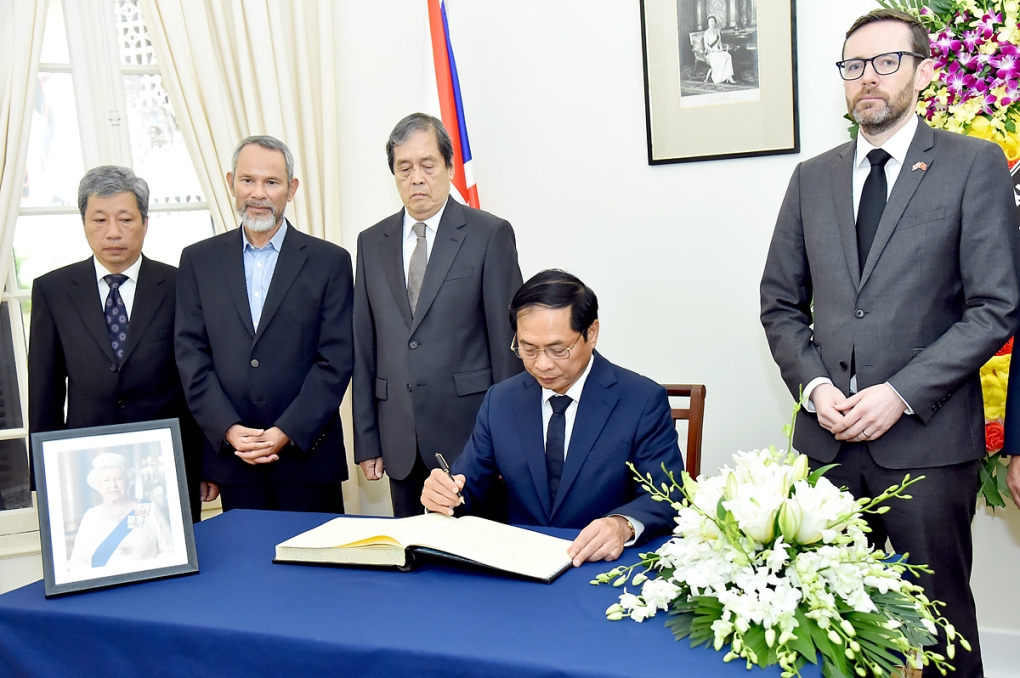 Foreign Minister writes in condolence book for Queen Elizabeth II